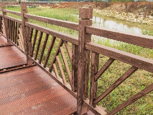 江西省九江市濂溪區(qū)鐘家埂芳蘭湖濕地公園木紋漆護(hù)欄